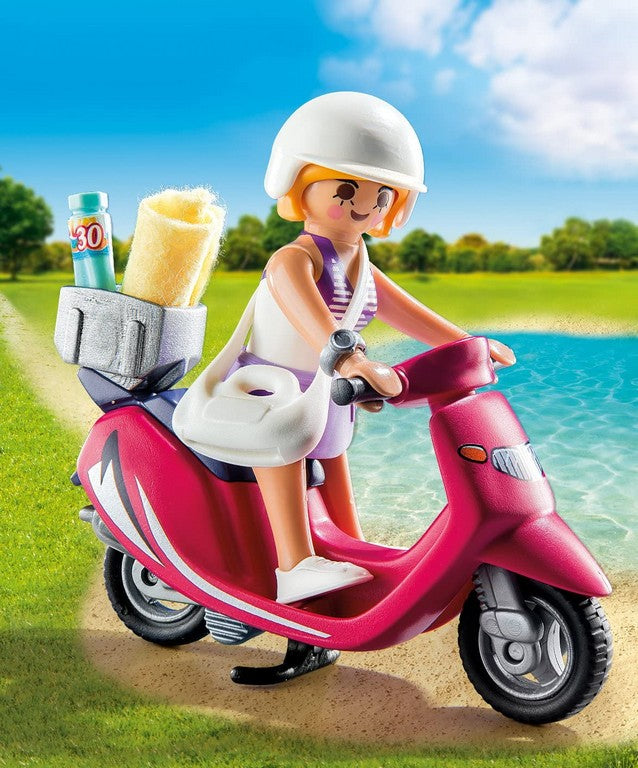 RAGAZZA CON SCOOTER PY9084