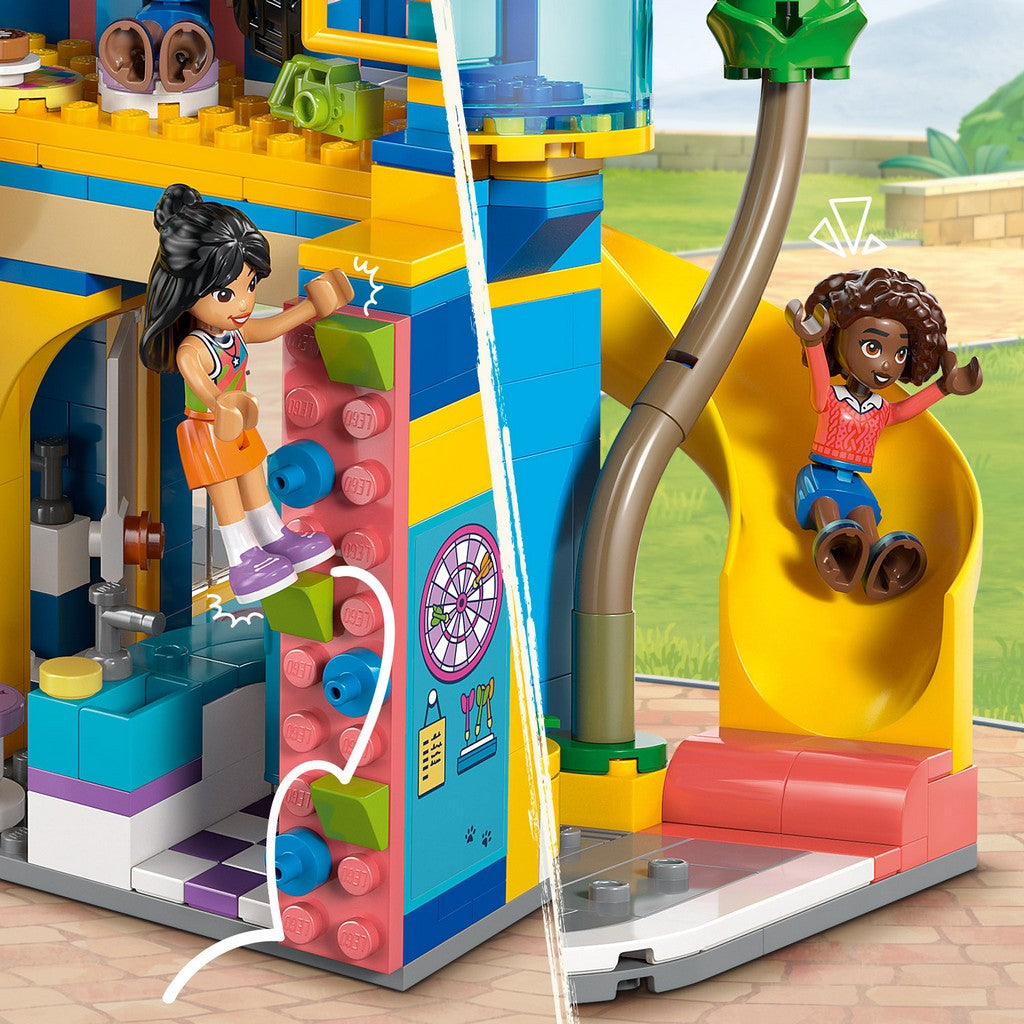 LEGO Friends 42689 Casa dell'Amicizia di Heartlake City, Giocattolo Miniatura da Costruire, 5 Mini Bamboline e 3 Animali, 8+