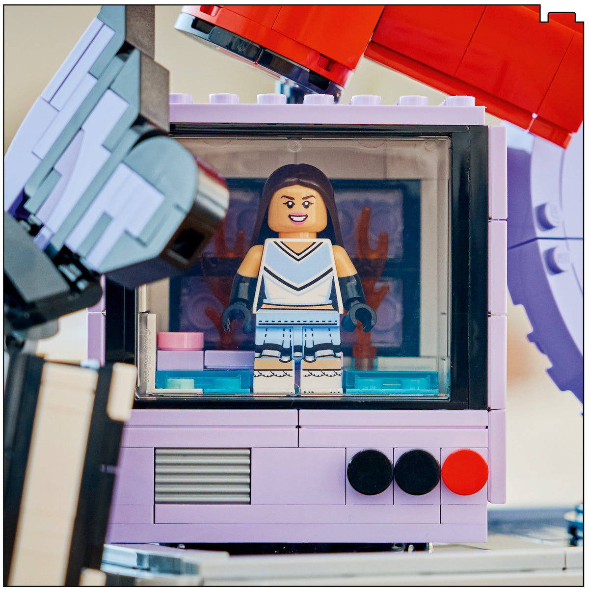 LEGO Editions 43030 La Valigetta Segreta di Olivia Rodrigo, Valigia Giocattolo con Microfono, Disco, Megafono, TV, Regalo 10+