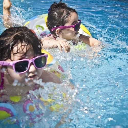 Mare o piscina. Cosa scegliere per i vostri figli?