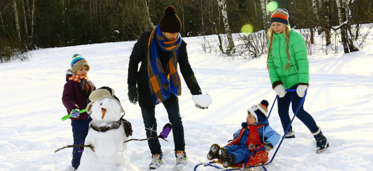 Vacanze sulla neve: tre giochi da fare insieme ai bambini