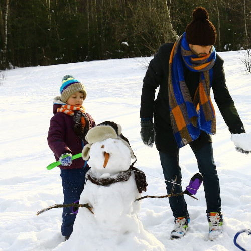 Vacanze sulla neve: tre giochi da fare insieme ai bambini
