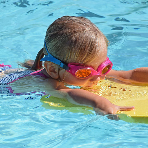 Come insegnare a nuotare ai bambini al mare