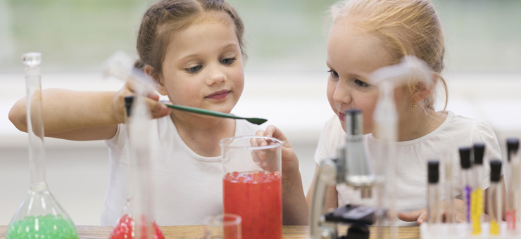 Giochiamo con la scienza: 4 esperimenti scientifici da fare con i bambini