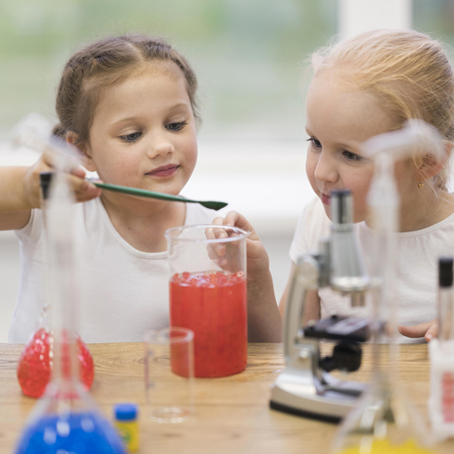 Giochiamo con la scienza: 4 esperimenti scientifici da fare con i bambini