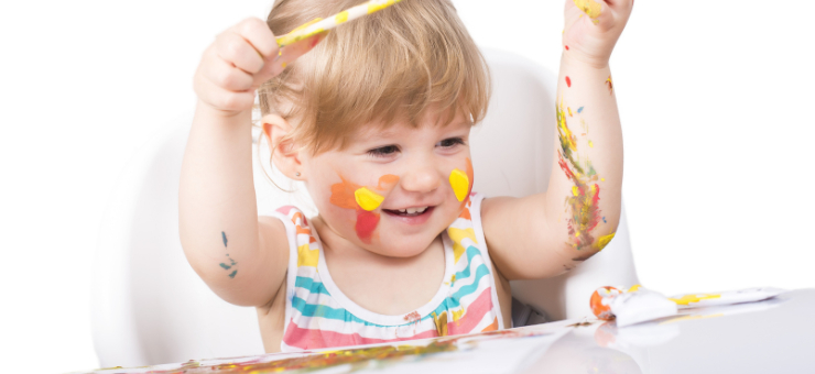 Dipingere con i bambini: 4 benefici di questa attività creativa