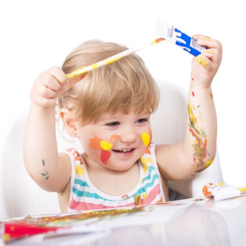 Dipingere con i bambini: 4 benefici di questa attività creativa